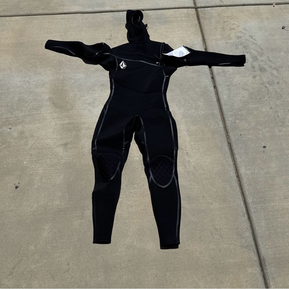 Men’s Volcom 5/4/3 wetsuit w/ hood brand new